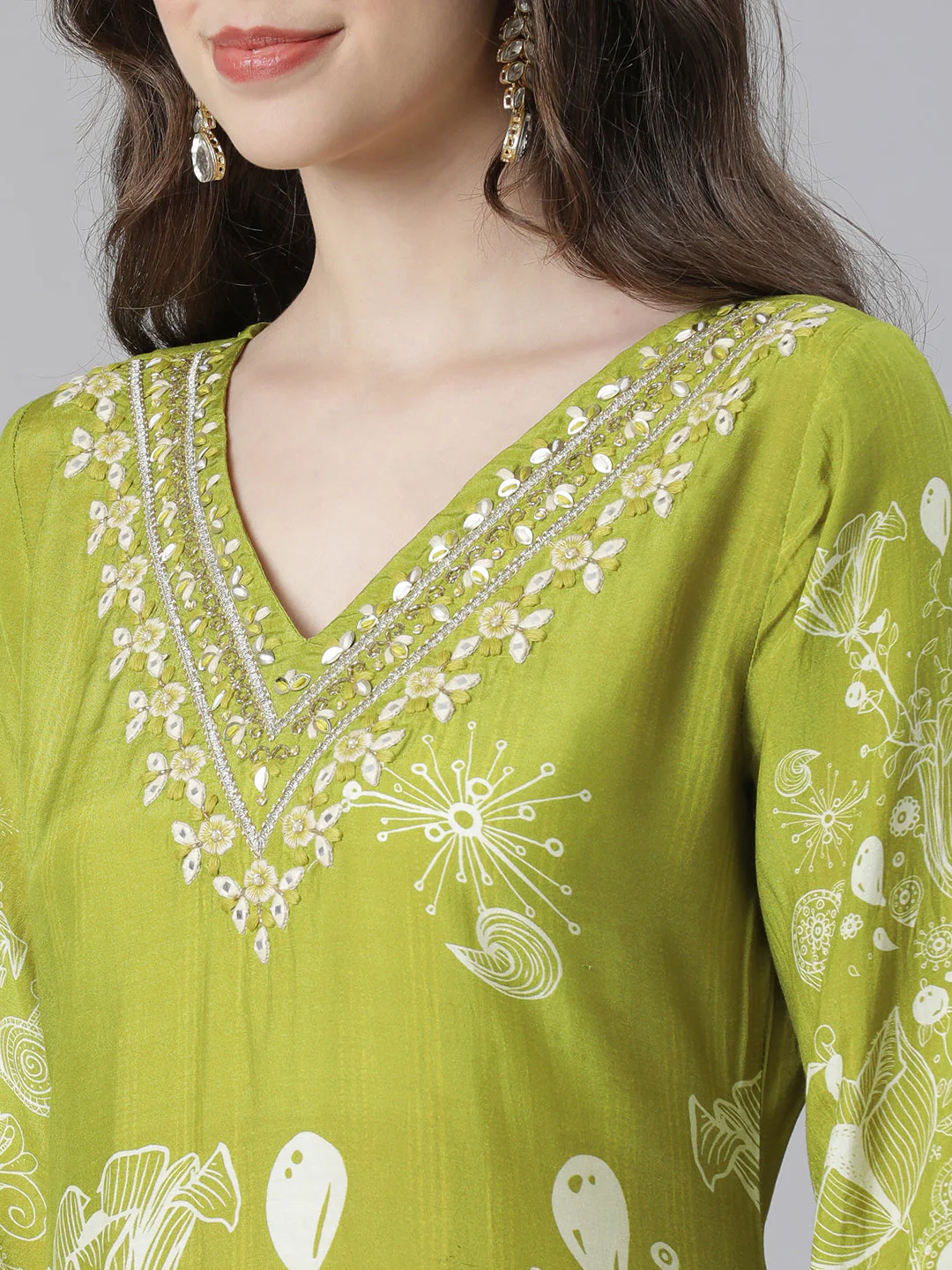 Neerus Green Printed Straight Kurta and Trousers With Dupatta - Image 4