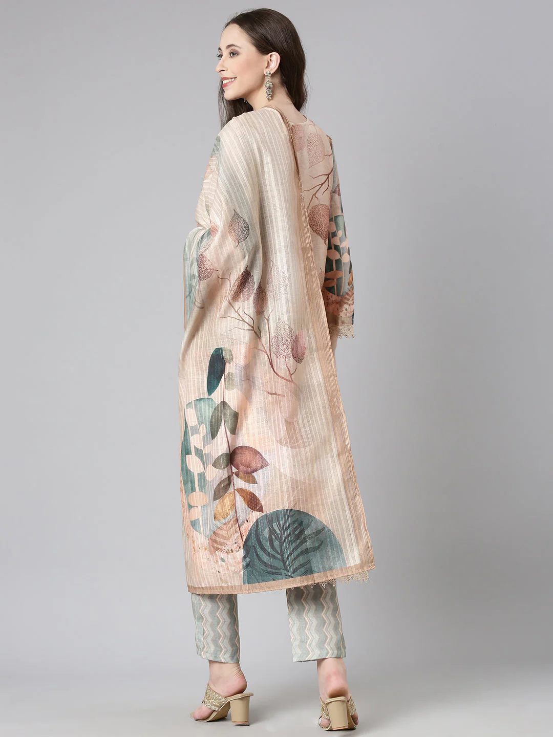 Neerus Peach Printed Straight Kurta and Trousers With Dupatta - Image 3